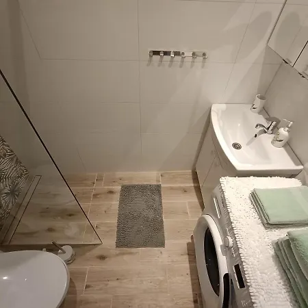 Szmaragdowy Przy Ulicy Opolskiej アパート タルノフスキェ・グルィ