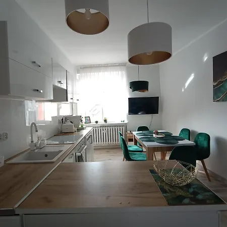 アパート Szmaragdowy Przy Ulicy Opolskiej タルノフスキェ・グルィ