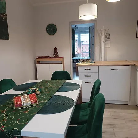 Szmaragdowy Przy Ulicy Opolskiej タルノフスキェ・グルィ